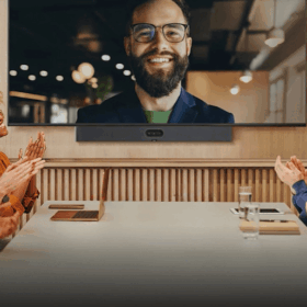 Professional meeting environment with modern Yealink video conferencing equipment—display, camera and microphone in an elegant design that supports effective communication and collaboration.